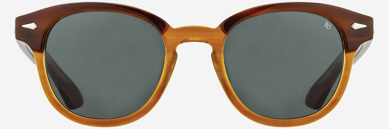 Bild für „Shoppen Sie unsere Sonnenbrillenkollektion mit braunem Rahmen“.