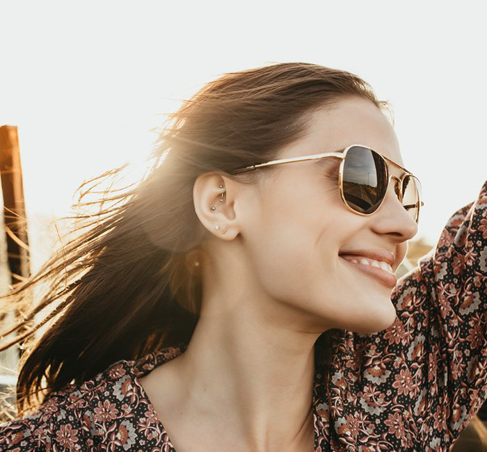 Immagine su come gli occhiali da sole aiutano a ridurre i segni dell'invecchiamento